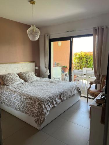 - une chambre avec un lit et une vue sur une terrasse dans l'établissement Joli 3 pièces ensoleillé sur les hauteurs de Nice, à Nice