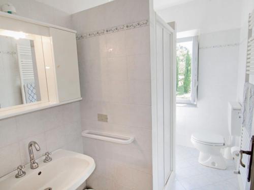 Ένα μπάνιο στο Apartment Forno by Interhome