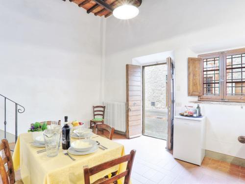 comedor con mesa y mantel amarillo en Apartment Il Forno-14 by Interhome, en Grassina