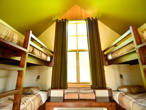 Двухъярусная кровать или двухъярусные кровати в номере Station touristique Pin Rouge