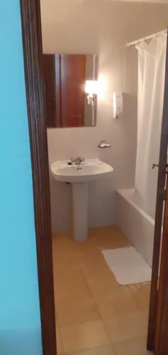 Bilik mandi di Hostal Entrimeña 2