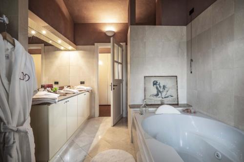baño grande con bañera y lavamanos en Villa Moglietta, en Albaretto Della Torre 