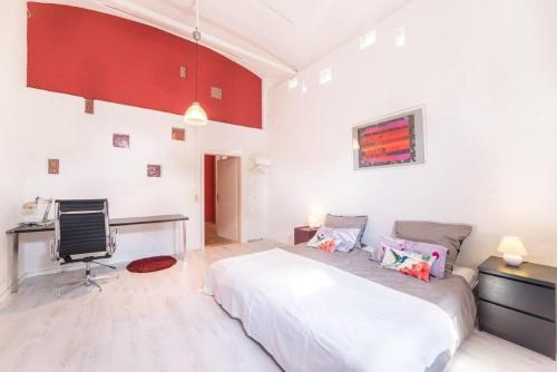 um quarto com uma cama, uma secretária e um computador em Dresden Lofts em Heidenau