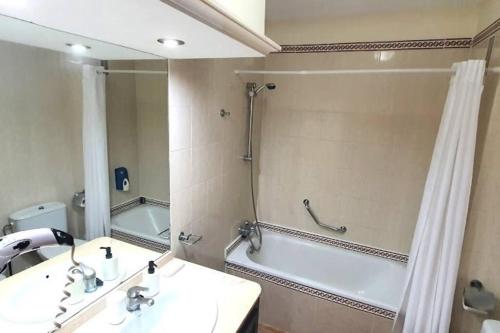Koupelna v ubytování Precioso y acogedor apartamento Parque Albatros