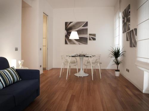 ein Wohnzimmer mit einem Tisch und Stühlen in der Unterkunft La Cittadella in La Spezia