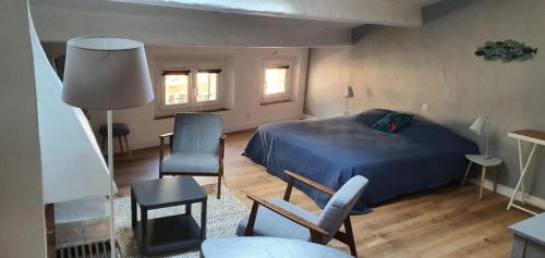 une chambre avec un lit, une chaise et une table dans l'établissement Au cœur de St Tropez, à Saint-Tropez