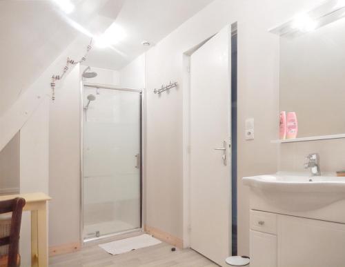 y baño con ducha y lavamanos. en Maison de 6 chambres avec vue sur la mer jardin clos et wifi a Arromanches les Bains, en Corneville-sur-Risle