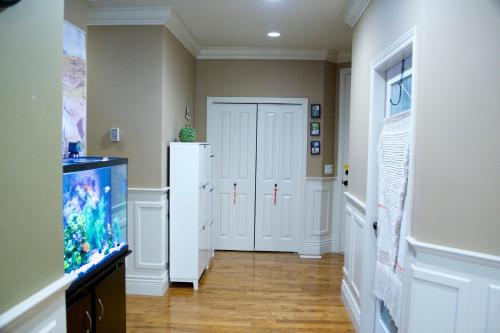 蘭利的住宿－Langley 半地下室独立出入温馨卧房-桐花草堂，走廊上设有冰箱和鱼缸