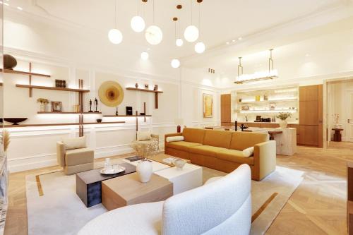 un salon avec un canapé et une table dans l'établissement TheLander - Serviced Apartments in Louvre, à Paris
