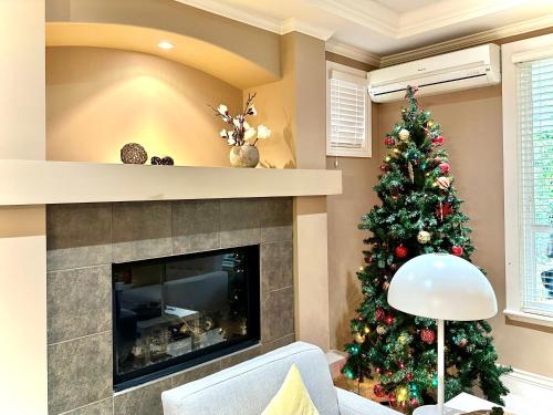 un albero di Natale in un soggiorno con camino di Langley 半地下室独立出入温馨卧房-桐花草堂 a Langley