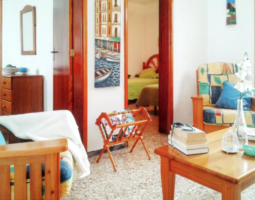- un salon avec un canapé et une chaise dans l'établissement 3 bedrooms house at El Golfo Lanzarote 500 m away from the beach with furnished terrace and wifi, à El Golfo