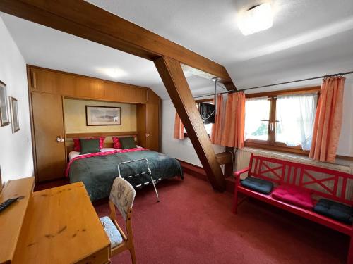 um quarto com uma cama e uma mesa num quarto em Chalet MOOS em Todtmoos