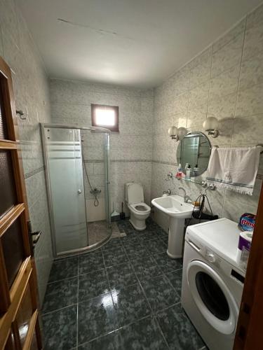 a bathroom with a shower and a toilet and a sink at Trabzon Meydanın Göbeğinde Kiralık Daire in Trabzon