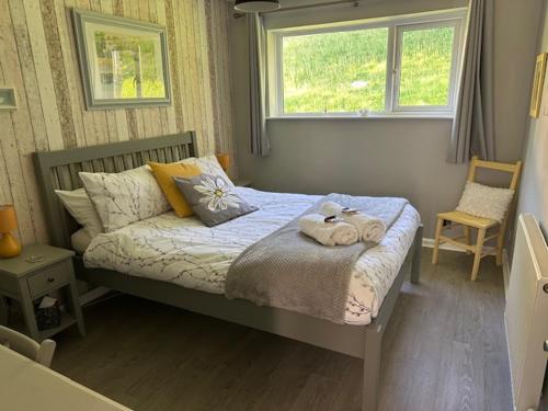 - une chambre avec un lit et 2 serviettes dans l'établissement Frankie's Holiday Lodge, à Gunnislake