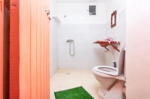 łazienka z toaletą i prysznicem w obiekcie 6 bedrooms villa with city view private pool and enclosed garden at Ait Ben Haddou w mieście Ajt Bin Haddu