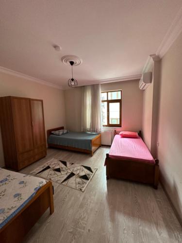 特拉布宗的住宿－Trabzon Meydanın Göbeğinde Kiralık Daire，一间卧室设有两张床和窗户。