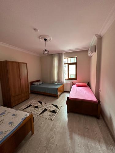 Postel nebo postele na pokoji v ubytování Trabzon Meydanın Göbeğinde Kiralık Daire