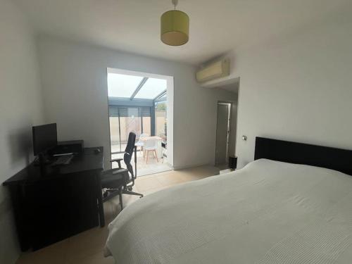 une chambre avec un lit, un bureau et une chaise dans l'établissement Le Lafayette n 1 appartement Arles, à Arles