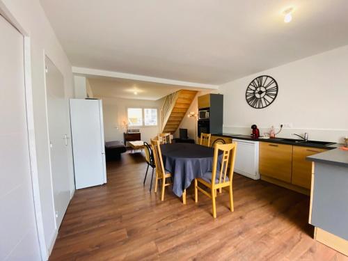 une cuisine et une salle à manger avec une table et des chaises dans l'établissement Casa Granda, à Trélazé