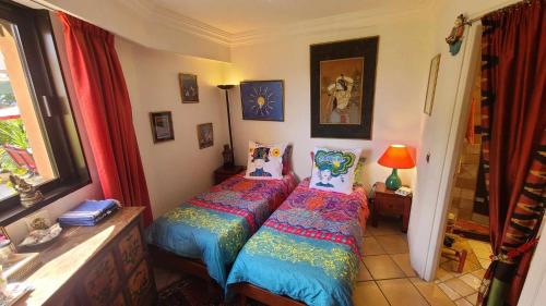- une chambre avec 2 lits et une fenêtre dans l'établissement Babou, à Mandelieu-la-Napoule