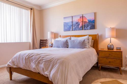 a bedroom with a large bed and two lamps at Gated Condo Heated Pool Putt Green Near Papago in Phoenix