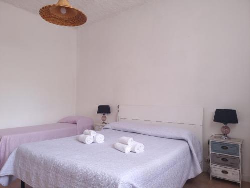 two beds with towels on them in a bedroom at Residenze di Via Magnolie in Porto Ottiolu