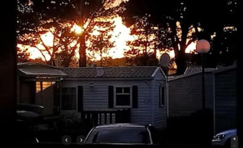 une maison avec une voiture garée devant dans l'établissement Vacances de rêve au bord de mer, à Saint-Jean-de-Monts