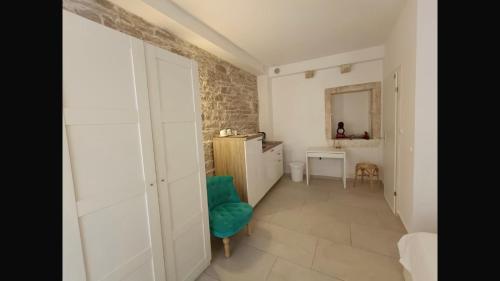 奧瑞比克的住宿－Geta Orebić，小房间设有绿色椅子和浴室