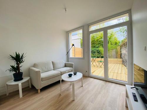 un salon avec un canapé et une table dans l'établissement Casa Gardot, à Angers