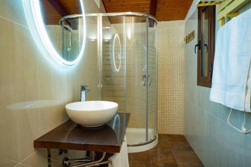 La salle de bains est pourvue d'un lavabo et d'une douche. dans l'établissement Dúplex apartamento Godoy Centro, à Cáceres