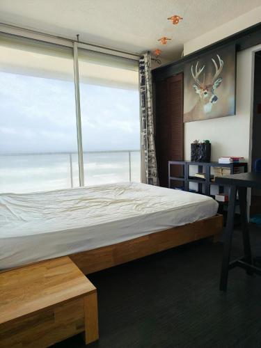 une chambre avec un lit avec vue sur l'océan dans l'établissement Duplex Exceptionnel Vue Mer, à Canet