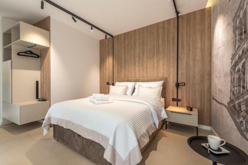 een slaapkamer met een groot bed met een houten hoofdeinde bij Teuta Garden Luxury Room in Split