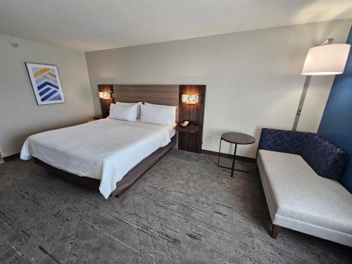 Katil atau katil-katil dalam bilik di Holiday Inn Express Hotel & Suites Cincinnati-Blue Ash by IHG