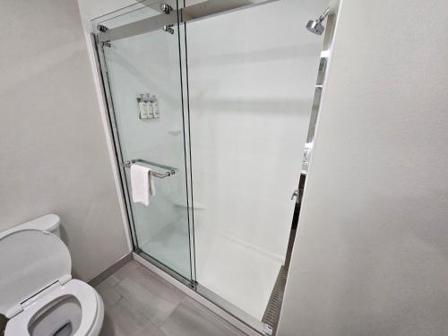 Bilik mandi di Holiday Inn Express Hotel & Suites Cincinnati-Blue Ash by IHG