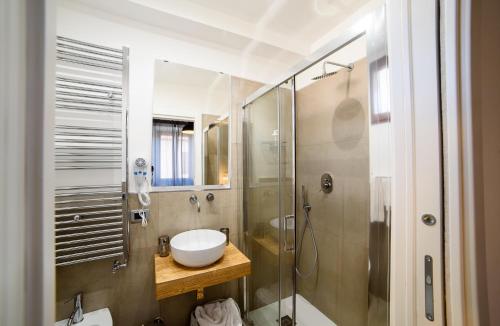 uma casa de banho com um lavatório e uma cabina de duche em vidro. em Forese House em Rivisondoli