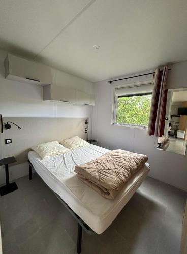Llit o llits en una habitació de Camping Le Panoramic