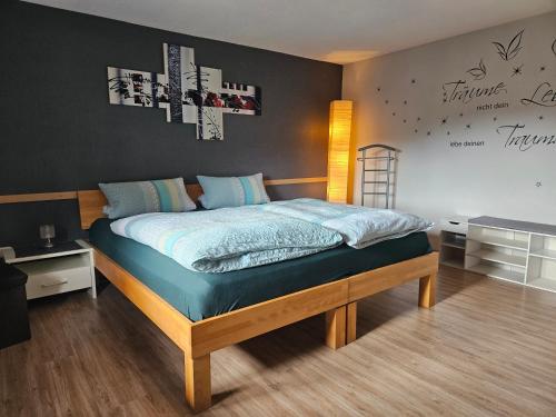 sypialnia z dużym łóżkiem w pokoju w obiekcie Fewo Purper w mieście Frauenberg