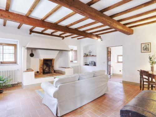 een woonkamer met een bank en een open haard bij Apartment Il Camino-2 by Interhome in Grassina