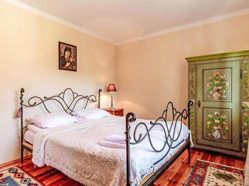 Postel nebo postele na pokoji v ubytování Holiday Home Zachełmna by Interhome