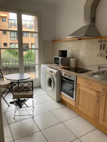 Kuchyň nebo kuchyňský kout v ubytování Les 3 balcons