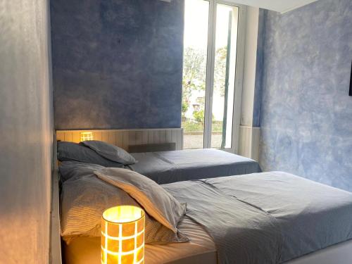 deux lits jumeaux dans une chambre avec fenêtre dans l'établissement Apartment Villa Anahit, à Nice