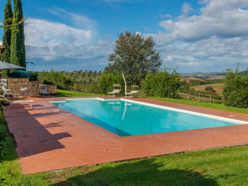 basen na dziedzińcu z ceglanym patio w obiekcie Holiday Home Poggio Campana by Interhome w mieście Montemerano