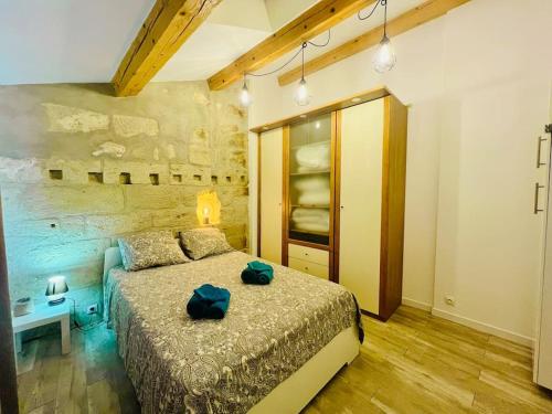 - une chambre avec un lit et 2 serviettes vertes dans l'établissement La Peiro Malo - Charmant Duplex Centre Historique-CLIM-4 personnes, à Istres