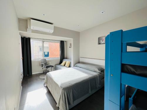 1 dormitorio con 1 cama y 1 litera en Camp Nou Nueva Casa, en El Arrabal
