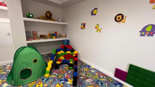 une salle pour enfants avec une aire de jeux pour mineurs dans l'établissement Apartamenty Belni Hel Edyta i Maciej Wolak, à Hel