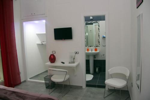 W łazience znajduje się umywalka i lustro. w obiekcie Stella Diana w mieście Napoli