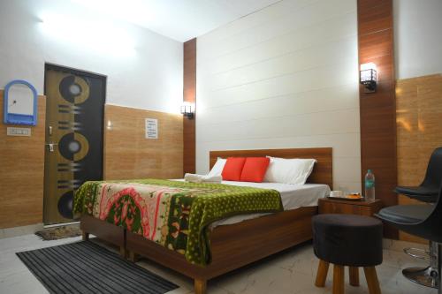 1 dormitorio con cama, escritorio y silla en Hotel Starlight, en Meerut