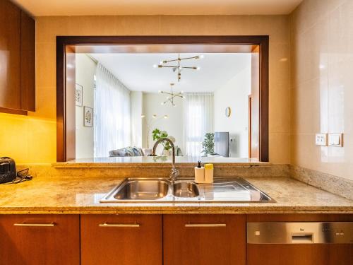 Køkken eller tekøkken på Downtown Luxury Living -1BR-Standpoint Tower A