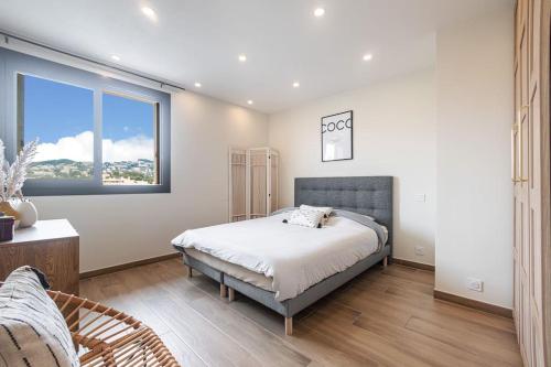 une chambre avec un lit et une fenêtre dans l'établissement Appartement - Cannes - Terrasse, à Cannes