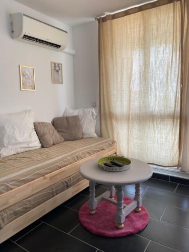 Cette chambre comprend un lit avec une table. dans l'établissement Appartement Lumineux Camargue, au Grau-du-Roi